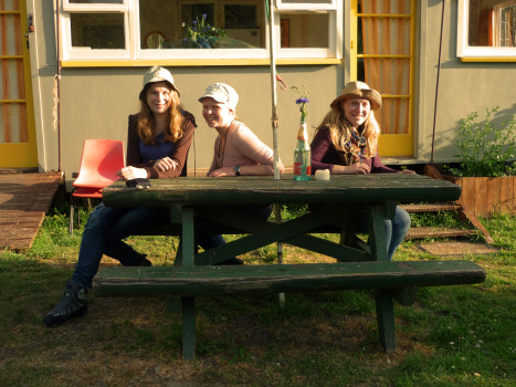 Fernfieber-Reporterin Julia (l.) und ihre Freundinnen Ann-Katrin und Annika auf einer Farm in Neuseeland.