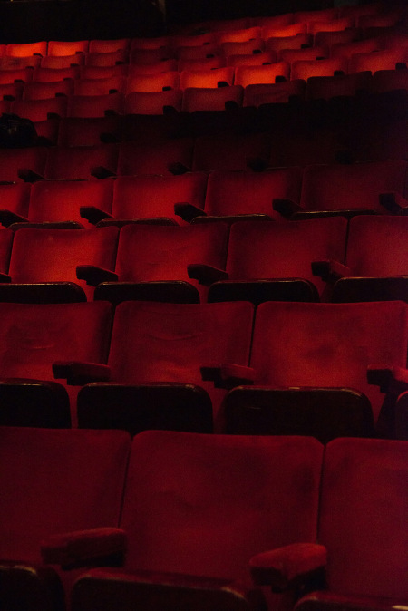 Rote leere Sitzreihen im Theater