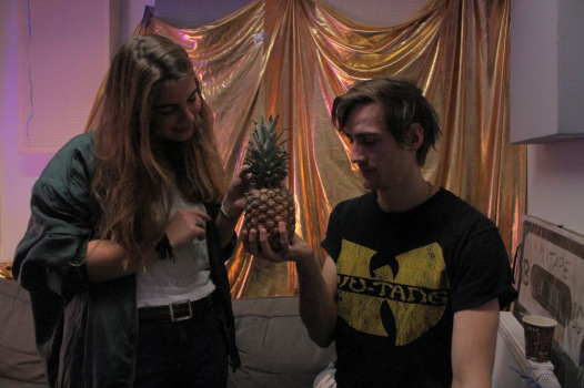 Anna und Julian verehren die heilige Take 5-Ananas