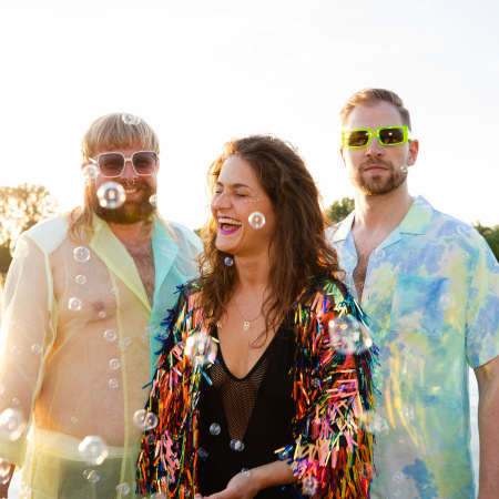 Das Kölner Trio Bis gleich in Flittard begeistert mit trashigem Gute-Laune-Pop.