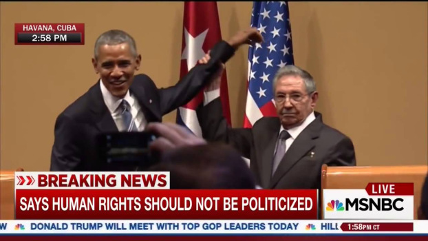 Versuchte Umarmung oder gescheiterte gemeinsame Siegerpose? Obama und Raul Castro.