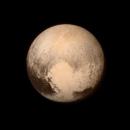 Am 14. Juli 2015 flog die Raumsonde New Horizons am Zwergplaneten Pluto vorbei und nahm die allerersten hochauflösenden Bilder des Himmelskörpers auf. Die herzförmige Region, die dadurch entdeckt wurde, erhielt den Namen Tombaugh Regio - benannt nach Clyde Tombaugh, dem Entdecker von Pluto.