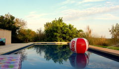 Ein leerer Pool irgendwo in Mediterranien. Mit Wasserspielzeug. Fr-Fr-Fresh!