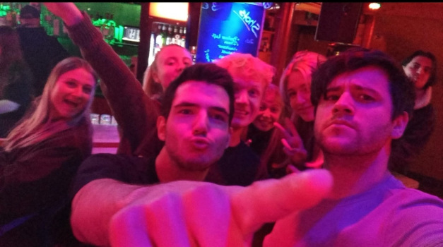 David Staufenbiel und KClerInnen bei der Karaoke