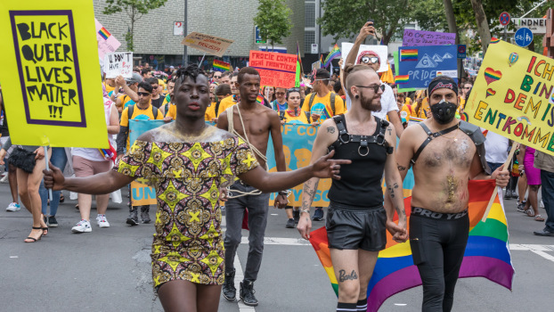 Demonstrierende auf der Cologne Pride 2019. Auch die Stadt geht mit verschiedenen Mitteln gegen Rassismus und Diskriminierung vor.