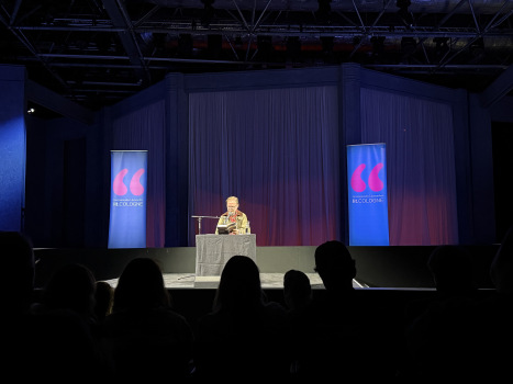 Der Autor Christian Kracht liest auf der Bühne der Oper Köln im Rahmen der LitCologne
