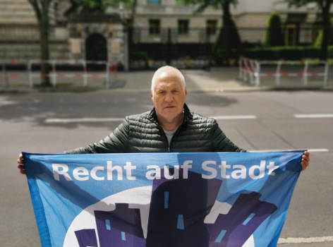 Kalle Gerigk mit Banner "Recht auf Stadt".