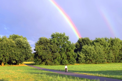 Regenbögen über der Straße