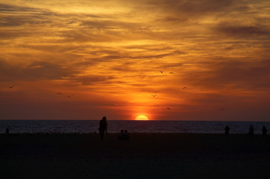 Ein Sonnenuntergang &uuml;ber dem Meer.