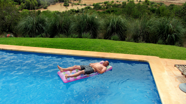 Mein Gott, das ist so chillig wie eine ganze Lounge! 
Unser Mod Chris Weiher ratzt im Pool.