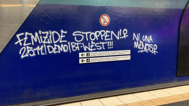 An eine U-Bahn Wand ist der Schriftzug gesprüht: "Feminizide Stoppen! 25.11. Demo BF-West - Ni Una Menos"