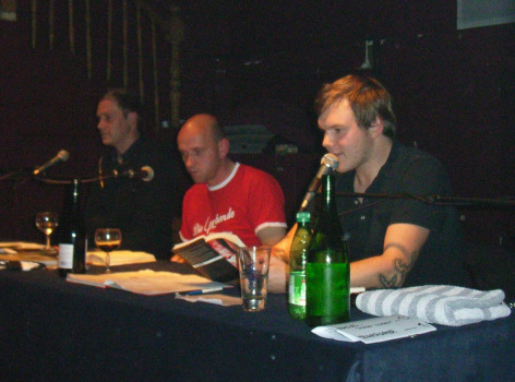 Nagel (rechts) auf Lesereise in Berlin im Dezember 2007 zusammen mit Thees Uhlmann (Tomte) und Hilmar Bender