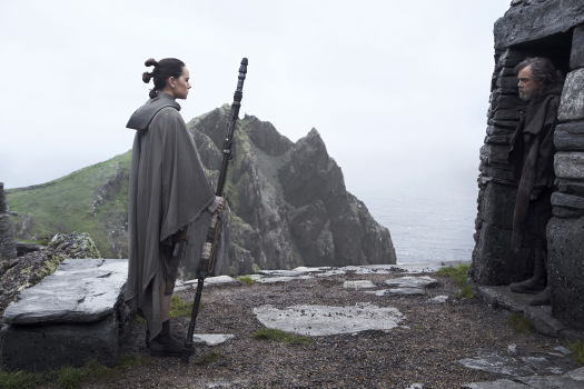 Rey (Daisy Ridley) trifft auf Luke Skywalker (Mark Hamill)