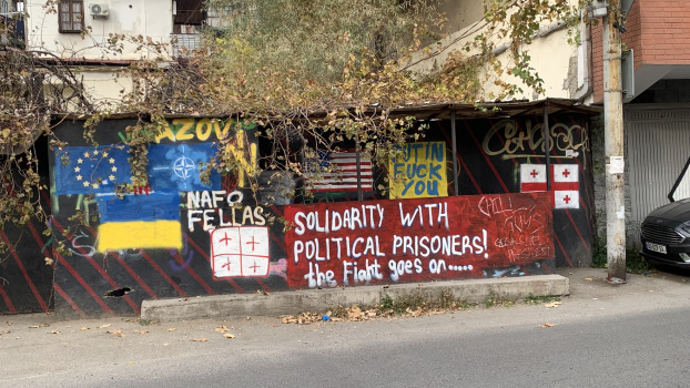 Politische Graffiti in der georgischen Hauptstadt Tbilisi (dt. Tiflis).

Verschiedene Fahnen: EU, Ukraine, Georgien, USA

Schriftzug: " Solidarity with political prisoners! the fight goes on....."