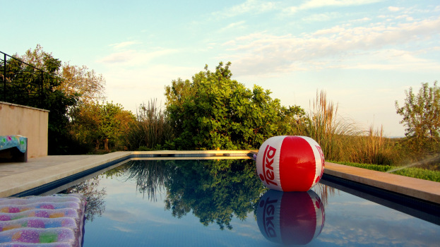 Ein leerer Pool irgendwo in Mediterranien. Mit Wasserspielzeug. Fr-Fr-Fresh!