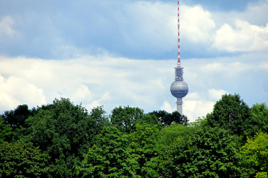 Hinterm Horizont da steht er, der Fernsehturm.. 