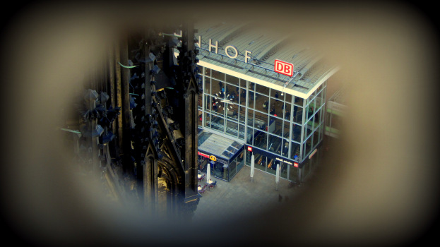 Blick aus dem Dom heraus am Dom vorbei auf den Hauptbahnhof. Ach so, in Köln natürlich.. 