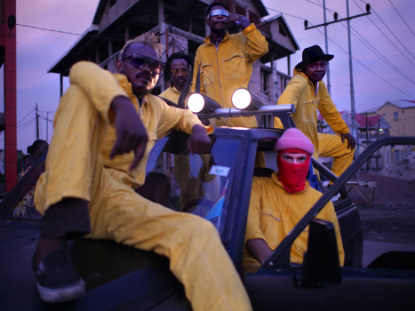 KOKOKO! ist der Soundtrack von Kinshasas Zukunft. Die kongolesischen Künstler kreieren neue Sounds mit selbstgebauten Instrumenten und schaffen damit etwas Kraftvolles und Einzigartiges. Nach der zuletzt hochgelobten EP “Liboso” veröffentlicht das Kollektiv nun endlich ein Album: “Fongola” erscheint am 05. Juli 2019 via Transgressive.