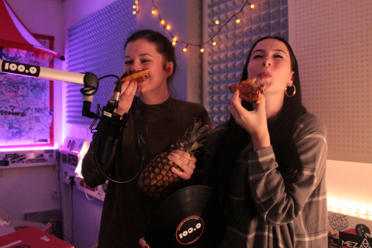 Mmmhhh.. Pizza und Take 5, eine perfekte Mischung finden: Musikredakteurin Maike und Moderatorin Laura