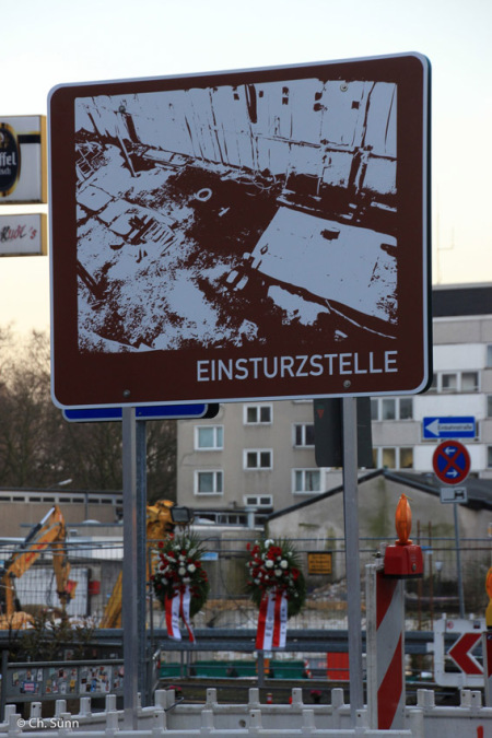 Das Kunstwerk "Einsturzstelle" vom Kölner Künstler Mischa Kuball zum Gedenken an das historische Stadtarchiv.