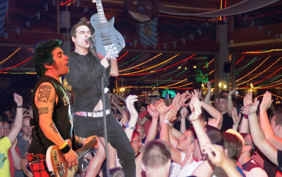 NOFX und Anti-Flag im Bierkönig auf Mallorca? Natürlich nur eine Fotomontage.