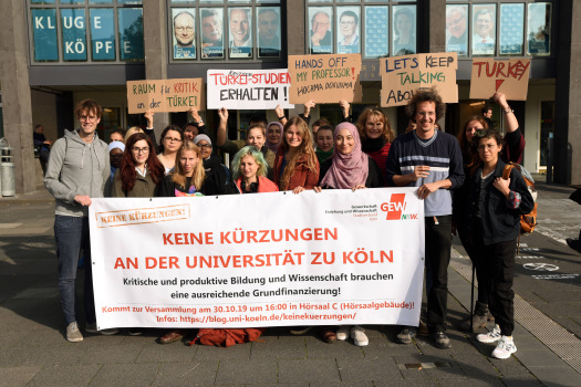 Studierende protestieren gegen die Streichung der Türkeistudien und des Osteuropäischen Instituts an der Uni Köln.