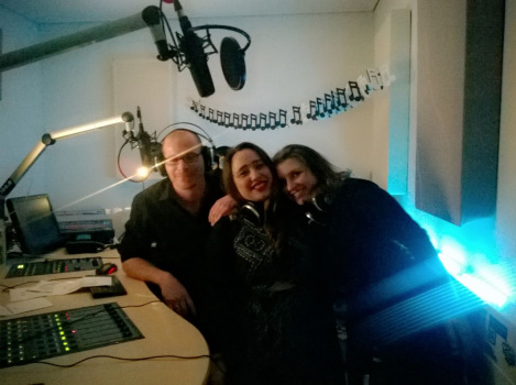Die Superfly Redakteure Chris Weiher, Ilona Steffens und Sofie Czilwik während der zweiten Sendung