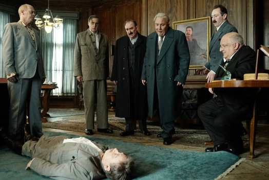 Der Woschd ist tot! Was nun? Der tote Stalin (Adrian Mcloughlin) umgeben von seine engsten Vertrauten.
