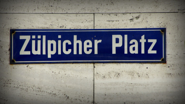 Schild am Zülpicher Platz. Mit Aufschrift "Zülpicher Platz". Überraschend!
