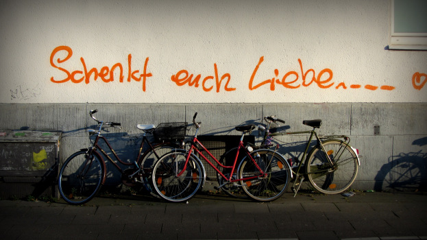 Graffito an der Zülpicher Strasse. "Schenkt euch Liebe".. Tja, na gut. Warum eigentlich nicht!?