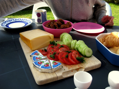 Lecker Frühstück mit viel Gemüse. Und Käse. Lecker!