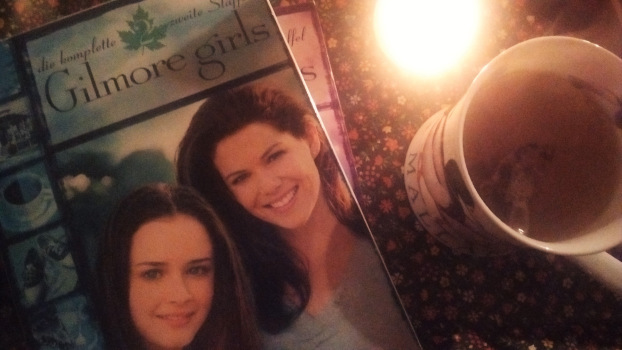Musikredakteurin Carolin hat es sich mit den Gilmore Girls DVDs auf dem Sofa gemütlich gemacht.