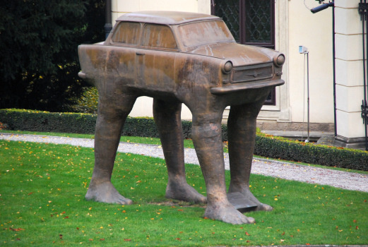 Die Skulptur Quo Vadis des Künstlers David Cerný, die einen auf Beinen davonlaufenden Trabant darstellt.