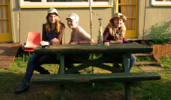 Fernfieber-Reporterin Julia (l.) und ihre Freundinnen Ann-Katrin und Annika auf einer Farm in Neuseeland.