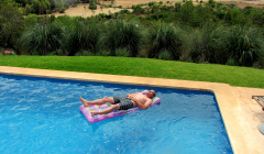 Mein Gott, das ist so chillig wie eine ganze Lounge! 
Unser Mod Chris Weiher ratzt im Pool.