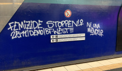 An eine U-Bahn Wand ist der Schriftzug gesprüht: "Feminizide Stoppen! 25.11. Demo BF-West - Ni Una Menos"