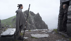 Rey (Daisy Ridley) trifft auf Luke Skywalker (Mark Hamill)