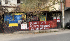 Politische Graffiti in der georgischen Hauptstadt Tbilisi (dt. Tiflis).

Verschiedene Fahnen: EU, Ukraine, Georgien, USA

Schriftzug: " Solidarity with political prisoners! the fight goes on....."