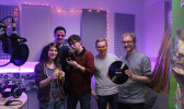 Moderatorin Eva mit Matze, Simon, Philip und Conner von Hertz 87.9 - Campusradio für Bielefeld 