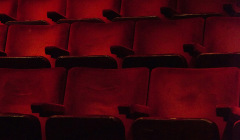 Rote leere Sitzreihen im Theater