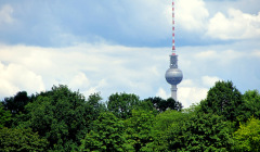 Hinterm Horizont da steht er, der Fernsehturm.. 