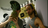 Kieran Rodrigez, DJ und Veranstalter, versteckt sich heute hinter Ananas statt Turntables