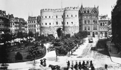 Seit dem 20. Dezember 1883 wird das Areal rund um das Hahnentor Rudolfplatz genannt.