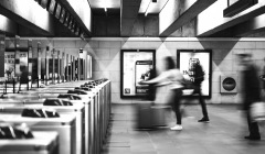 "Bahnhof ist ein trauriger Ort, weil niemand hier bleiben mag"