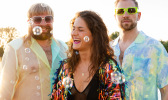 Das Kölner Trio Bis gleich in Flittard begeistert mit trashigem Gute-Laune-Pop.