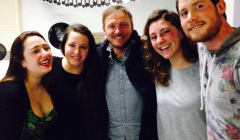 Die One Love Redaktion, Ilona, Marta, Chrissi und Milian, zusammen mit Ingo von PowPow im Studio bei der Pilotsendung am 24. Februar 2015