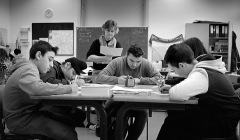 Die Schüler der Vorbereitungsklasse B206 schreiben ein Diktat auf Deutsch.