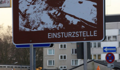 Das Kunstwerk "Einsturzstelle" vom Kölner Künstler Mischa Kuball zum Gedenken an das historische Stadtarchiv.