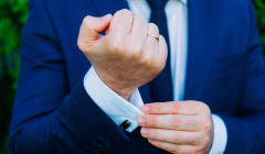 Mann in Anzug mit Ring am Finger auf einer Hochzeit.