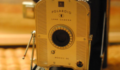 Die allererste Polaroid Kamera wurde am 21. Februar 1947 der Öffentlichkeit vorgestellt und kam ein Jahr später auf den Markt. Sie trug lange Zeit den Namen "Land Camera", benannt nach ihrem Erfinder Edwin Herbert Land.